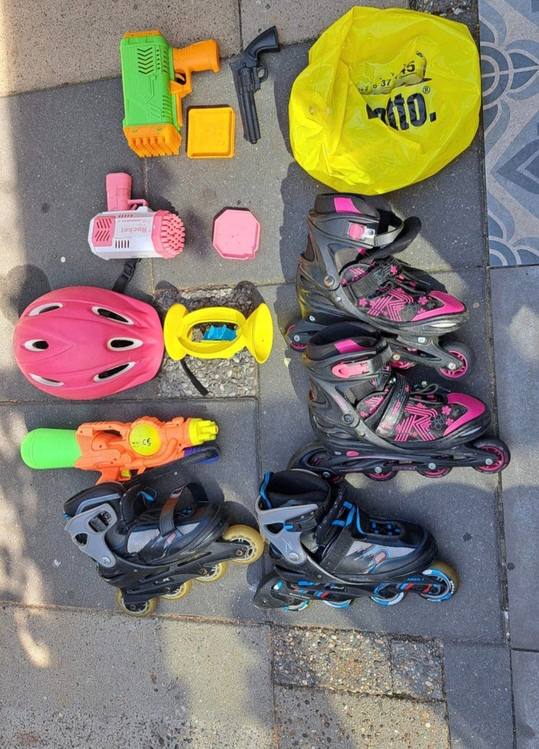 Kinderspeelgoed en skielers,helm.
Zie hiervoor de fotos,gaat, Ophalen, Gebruikt