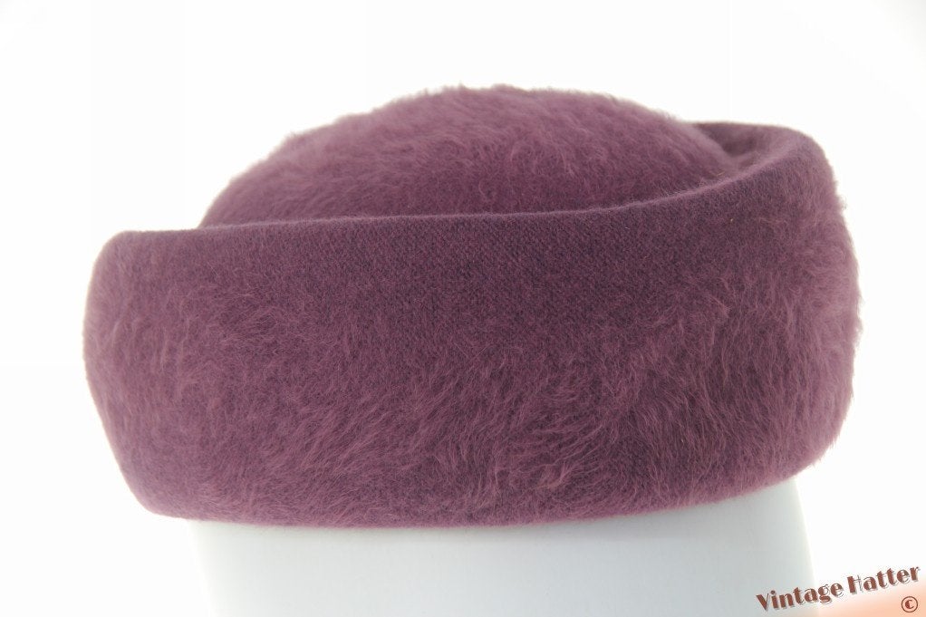 Vintage Flexibele dames cocktailhoed Tonak paars angora 56, 56 of 57 cm (M, 7 of 7⅛ inch), Hoed, Ophalen of Verzenden, Tonak