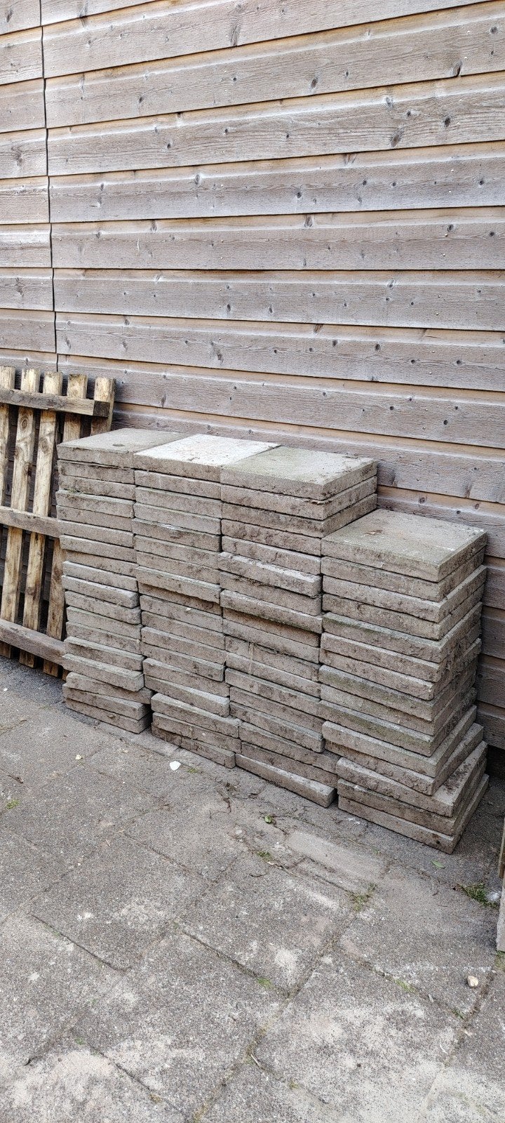 GRATIS! 99 betontegels 30x30x4cm inclusief pallet, Tuin en Terras, Tegels en Klinkers, Ophalen, Gebruikt, 5 tot 10 m², Beton