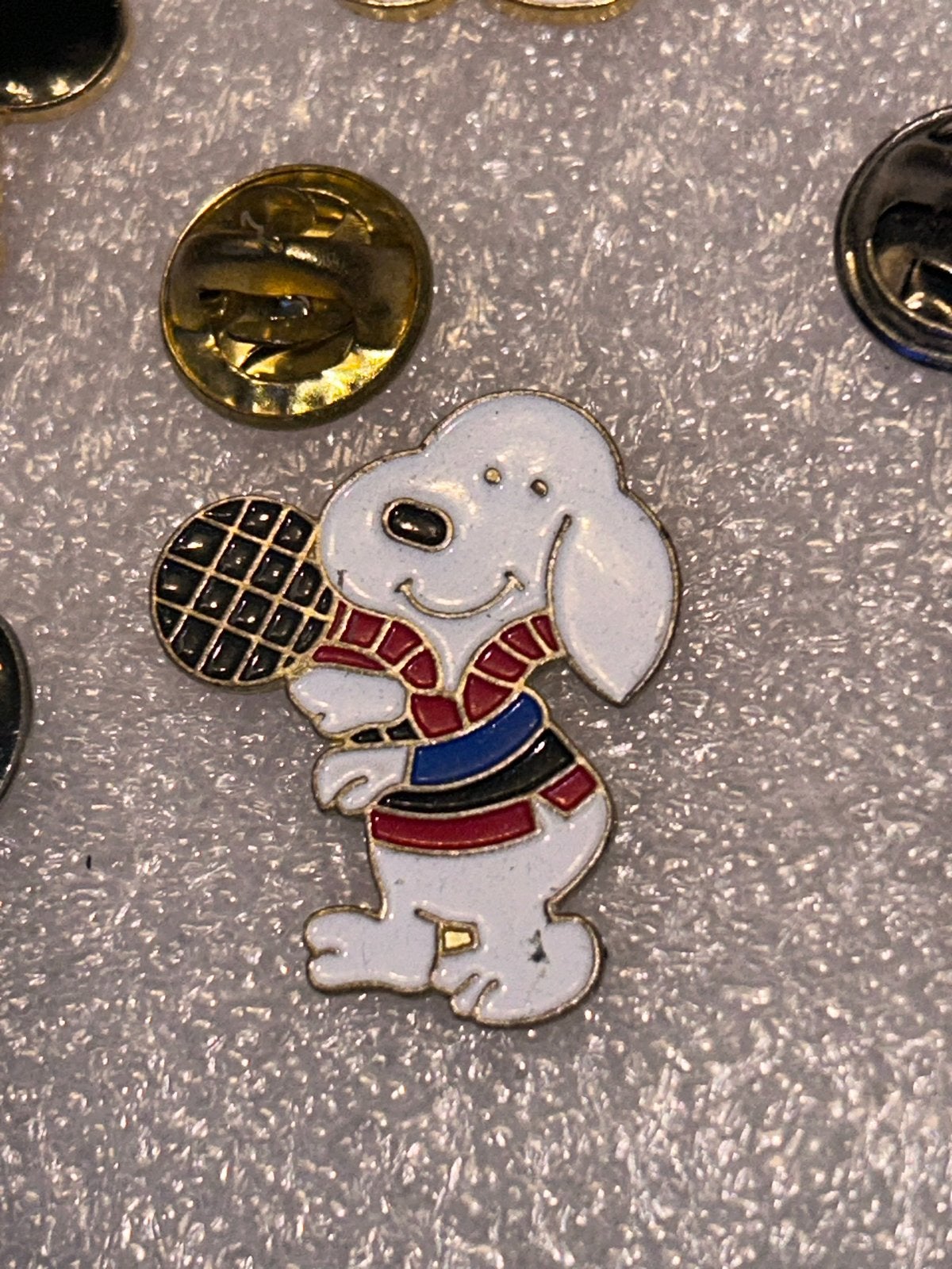 Snoopy Tennis Pin - Vintage Emaille Speldje, Ophalen of Verzenden, Gebruikt, Figuurtje, Speldje of Pin