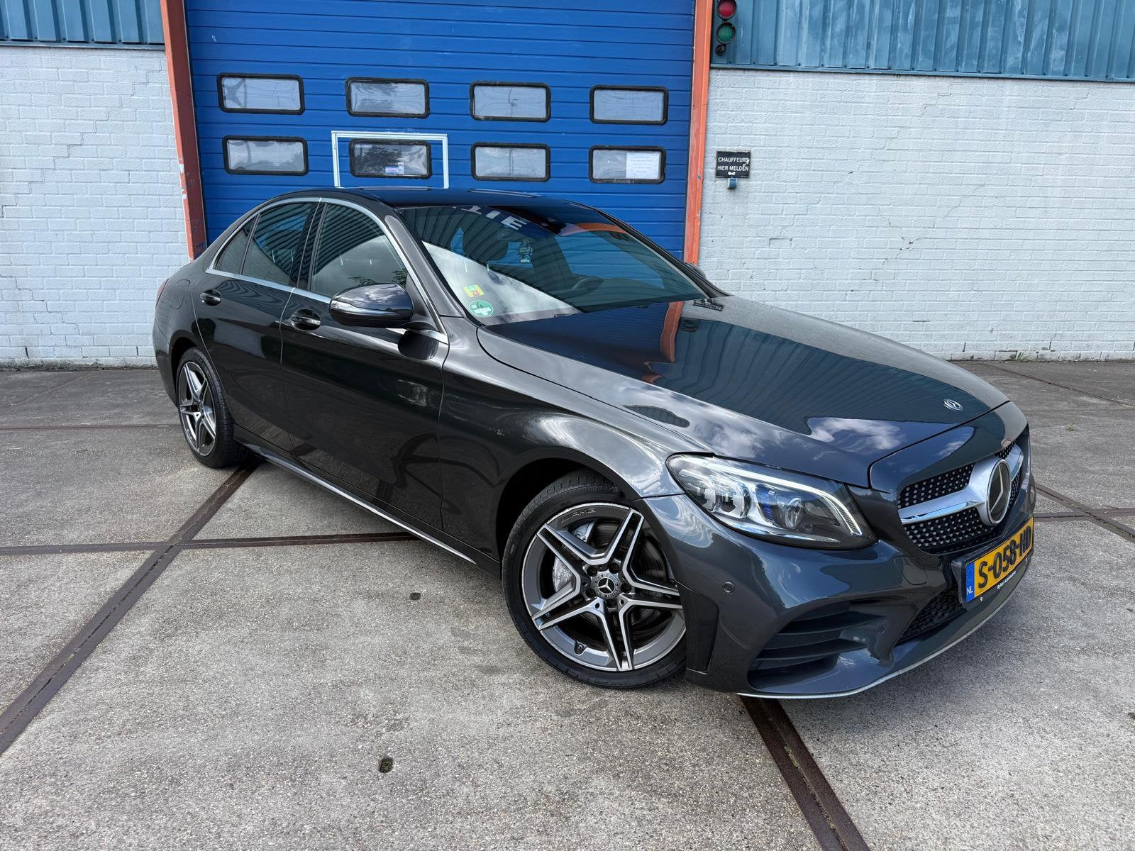 Mercedes-Benz C-Klasse C200 d 160pk 9G-TRONIC 2020 Grijs AMG, Automaat, Achterwielaandrijving, 1800 kg, Zwart