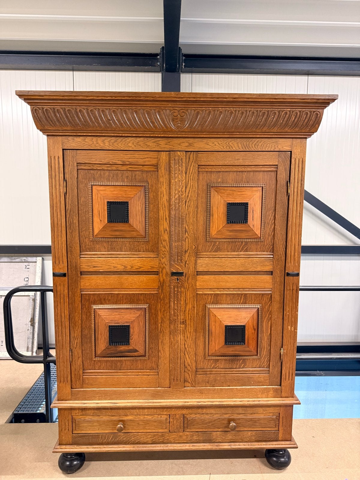 Antieke Eikenhouten Kast met Carved Details, Antiek en Kunst, Antiek | Meubels | Kasten, Ophalen