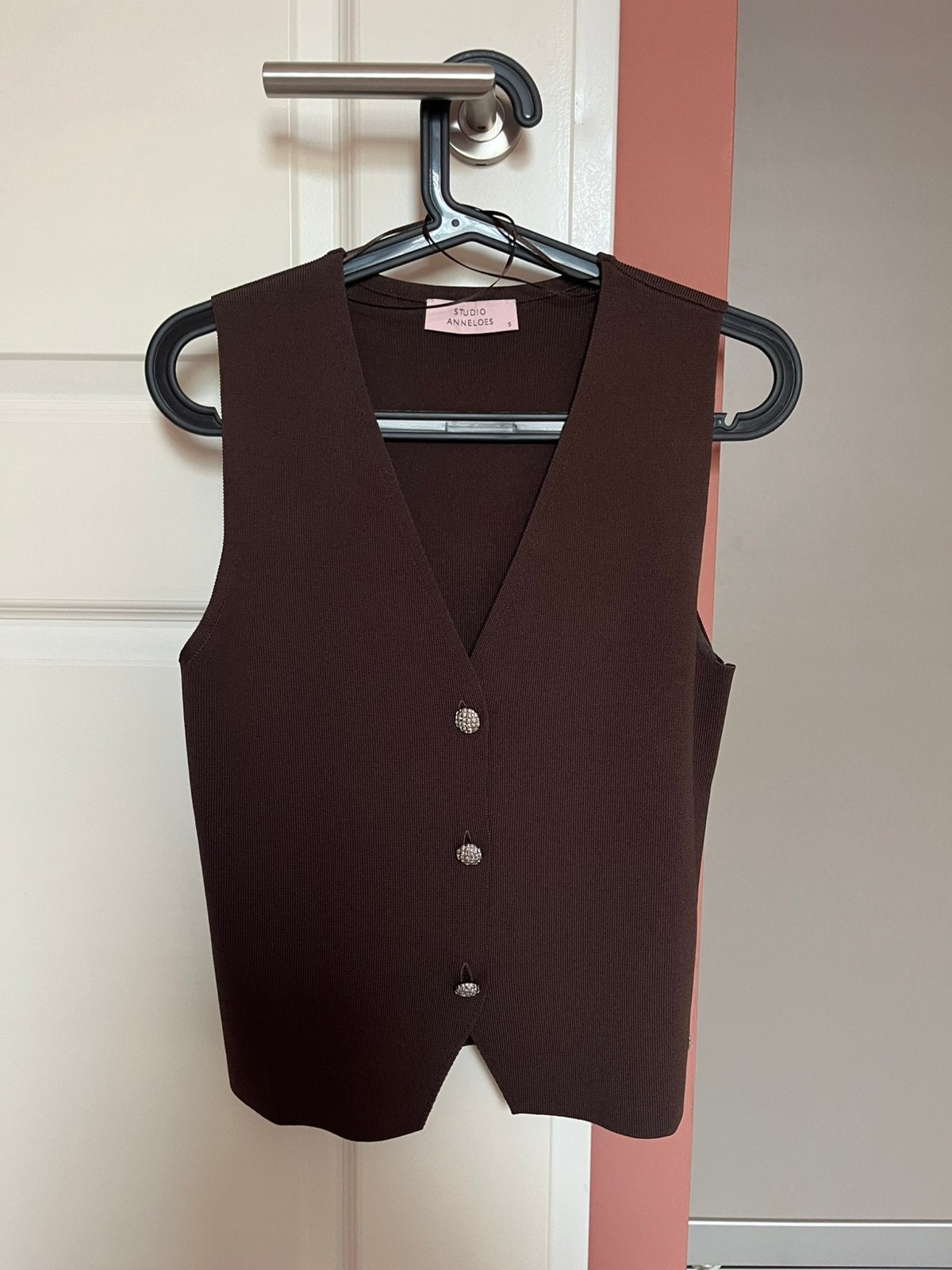 Studio Anneloes Fenna Gilet – Espresso – Maat S, Verzenden, Nieuw, Maat 36 (S), Bruin