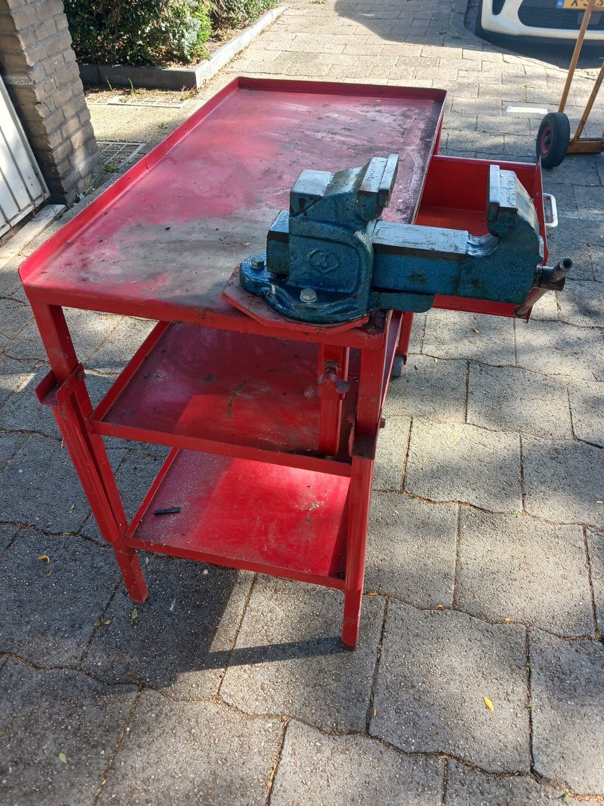 Foto 3 van werkbank bankschroef met lade