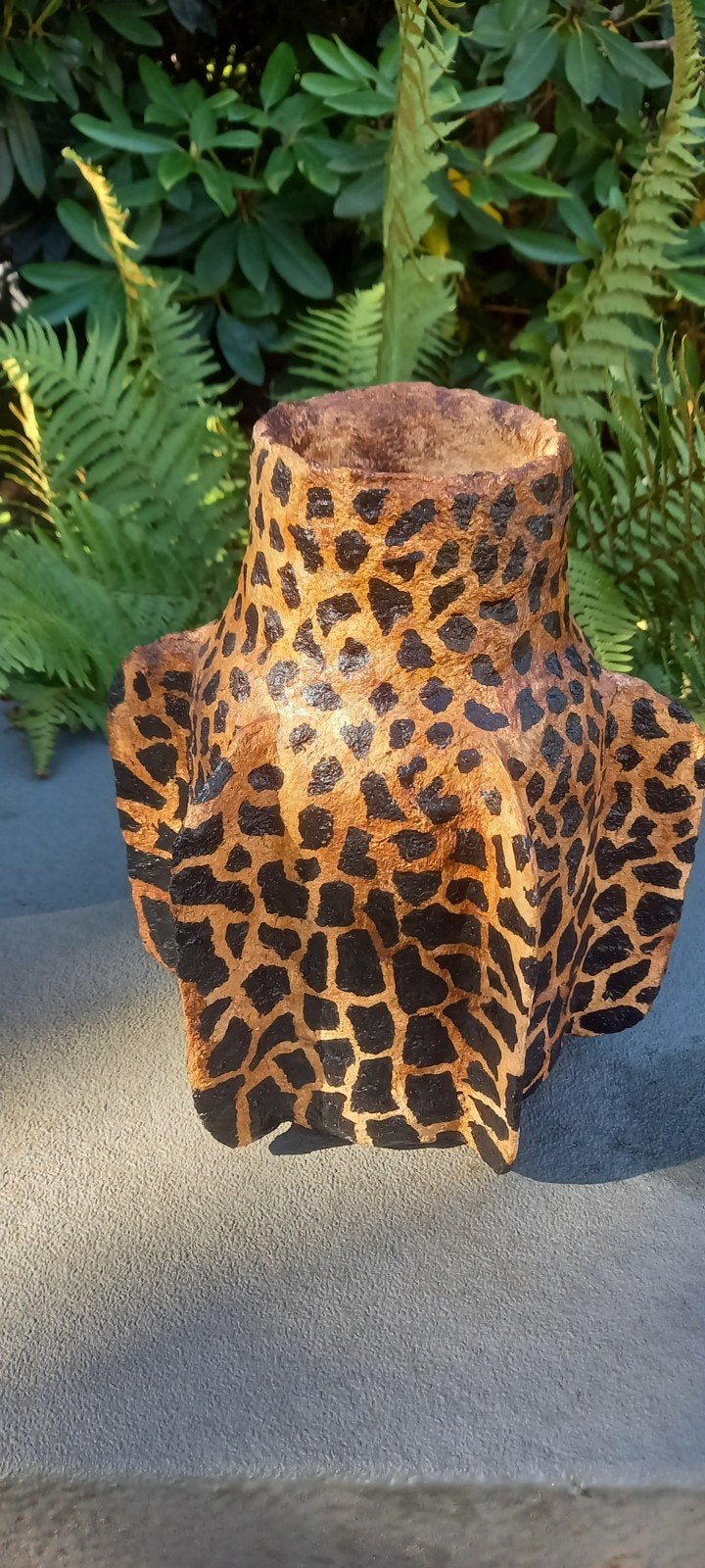 Unieke glazen vaas met papier-maché bekleed, Huis en Inrichting, Woonaccessoires | Vazen, Ophalen, Gebruikt, Handgemaakt, 25 cm