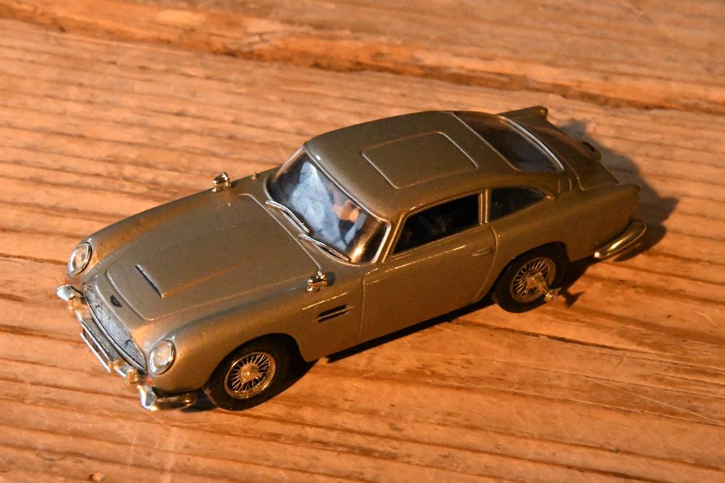 Aston Martin DB5 James Bond 1:43, Hobby en Vrije tijd, Modelauto's | 1:43, Ophalen of Verzenden, Zo goed als nieuw, Auto, Universal Hobbies