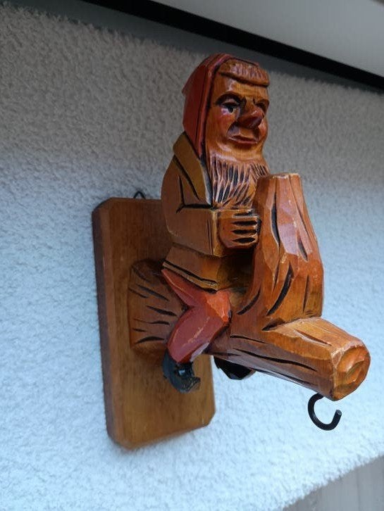 Handgesneden houten gnoom wandhaak Zwarte Woud vintage '50, Antiek en Kunst, Ophalen of Verzenden