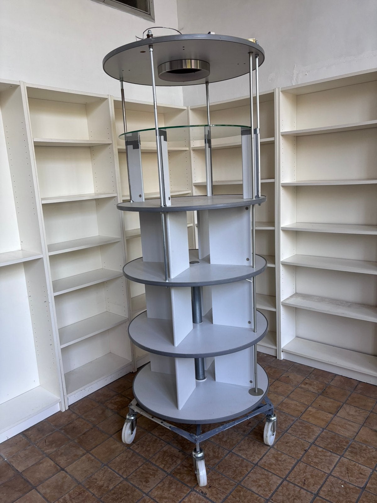 Ronde kast op handgemaakt frame met wielen., Ophalen, Gebruikt