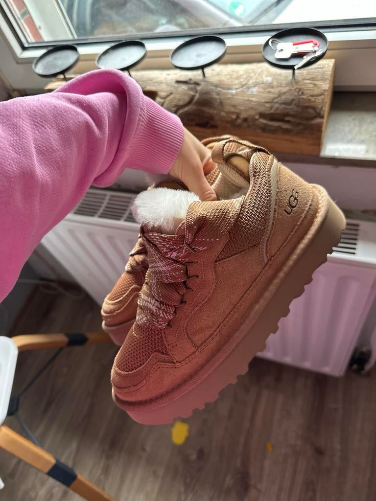 Ugg dames schoenen met veters 38, Ophalen of Verzenden, Zo goed als nieuw, Sneakers of Gympen