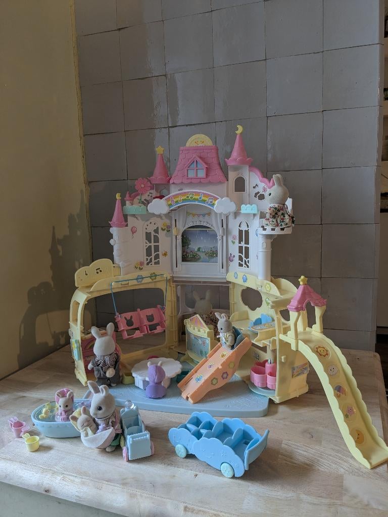 Sylvanian Families - Kasteel en bus + 8 poppetjes, Ophalen of Verzenden, Zo goed als nieuw