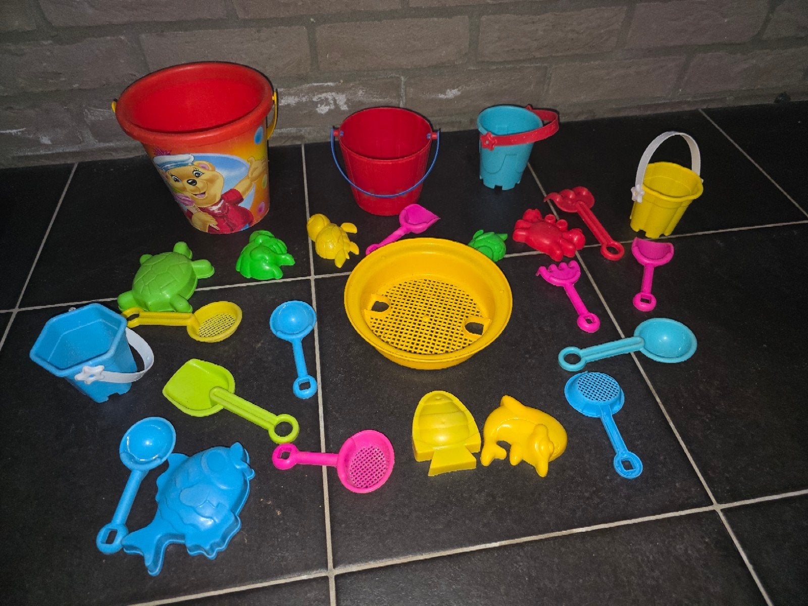 Zandspeelgoed set: emmers, schepjes, harkjes en vormpjes, Ophalen of Verzenden
