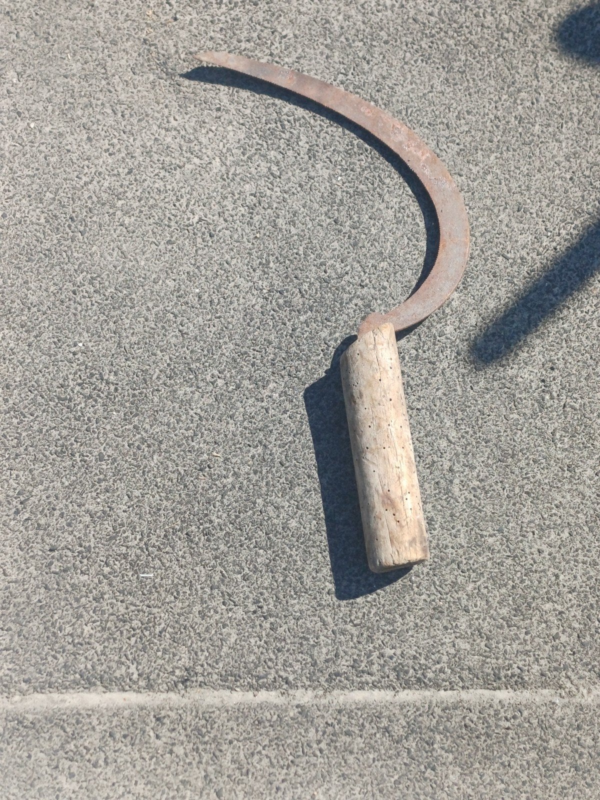 Oude sikkel met houten handvat, Ophalen of Verzenden, Gebruikt, Snijgereedschap, Overige merken