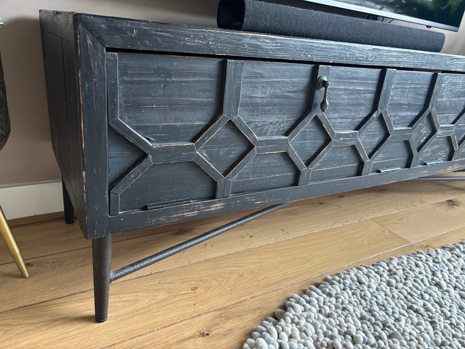 Loods 5: Zwart houten tv-meubel met uniek patroon, Ophalen, Gebruikt, 150 tot 200 cm, Minder dan 100 cm