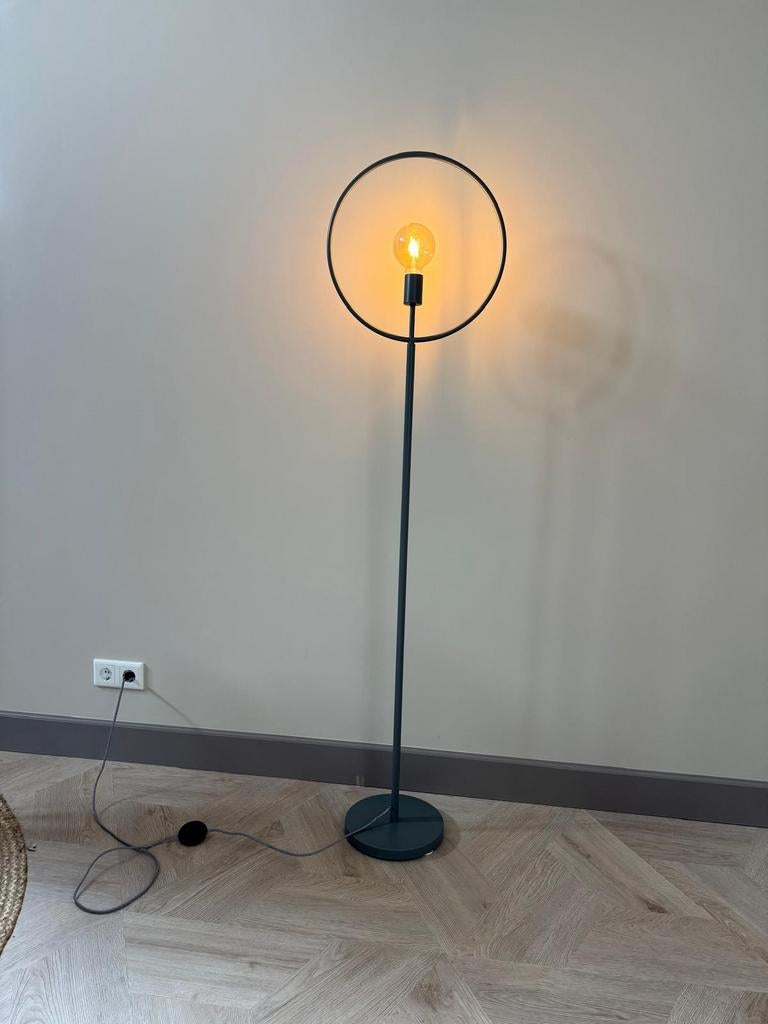 Zwarte staande lamp met verlichte cirkel, Ophalen