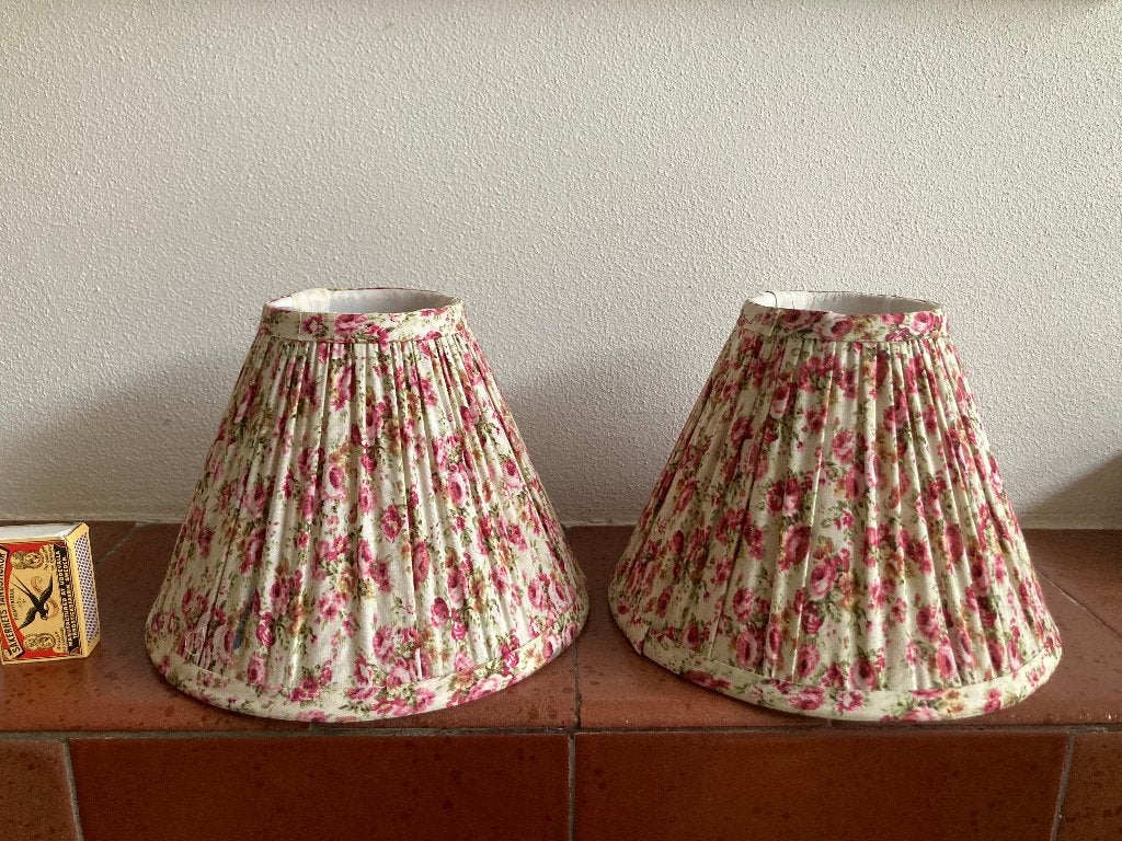 2 lampenkapjes roze roosjes pioenroosjes cottage burlesk, Huis en Inrichting, Lampen | Lampenkappen, Rond, Ophalen of Verzenden