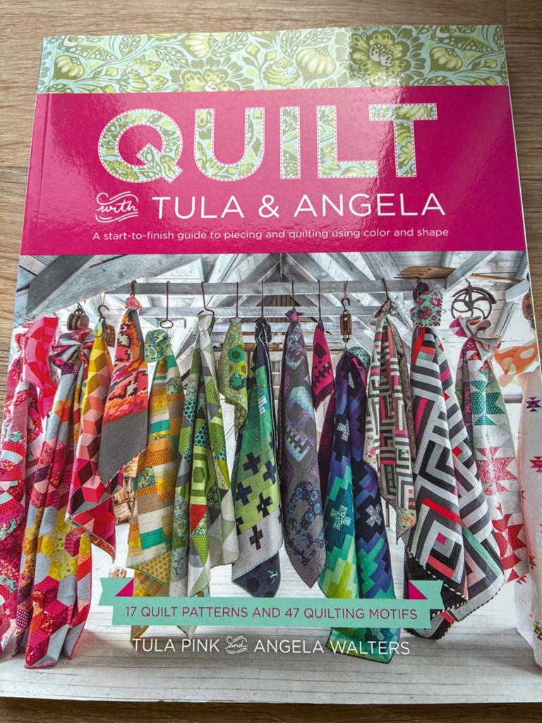Quilt met Tula & Angela: Patronen en Motieven, Ophalen of Verzenden, Zo goed als nieuw, Borduren en Naaien