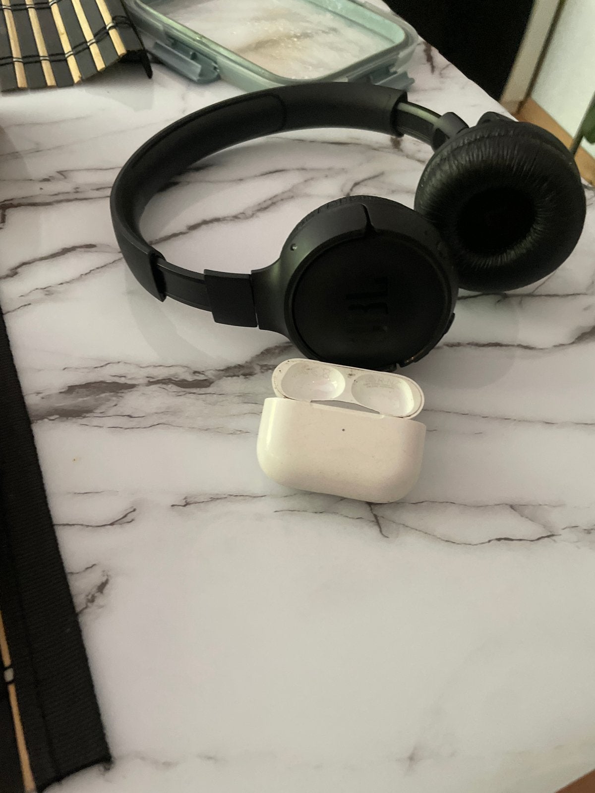 Gebruikte airpods pro 3 oplaadcase, Gebruikt, JBL, Ophalen of Verzenden, Over-ear