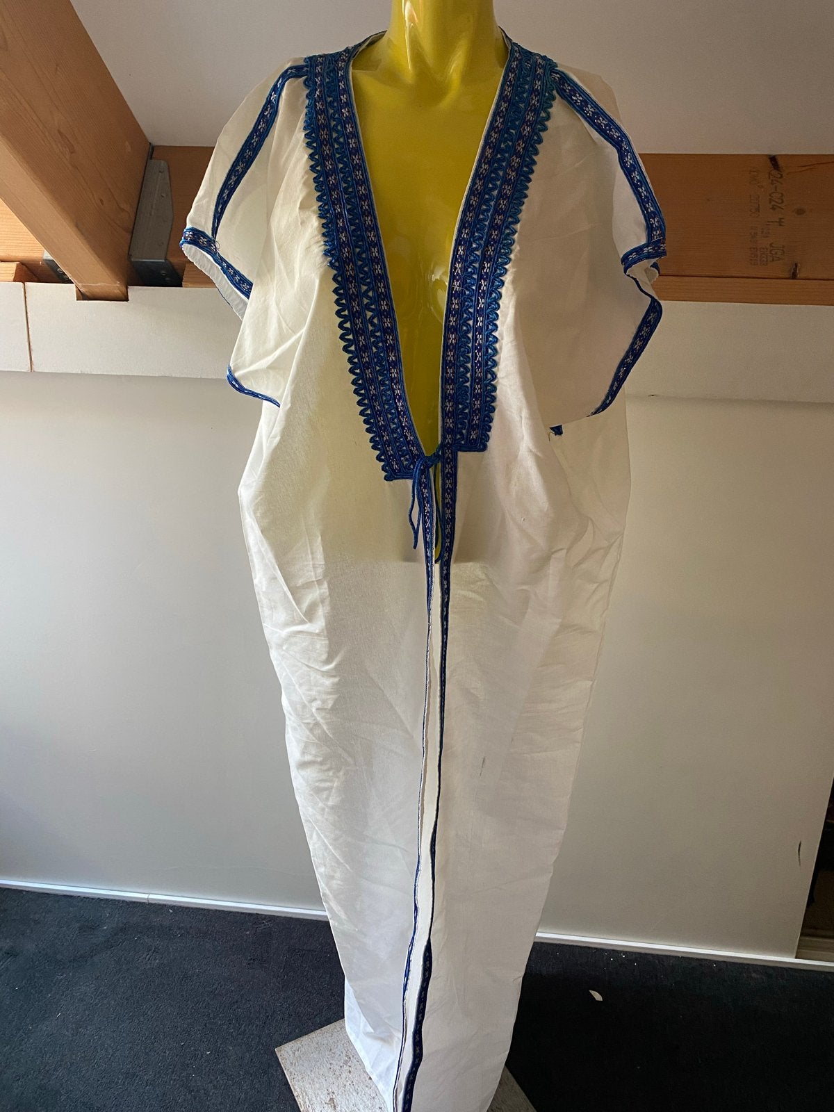 Uniek Wit Kostuum met Blauw Borduurwerk - Maat XL, Carnaval, Maat 46/48 (XL) of groter, Ophalen of Verzenden, Zo goed als nieuw