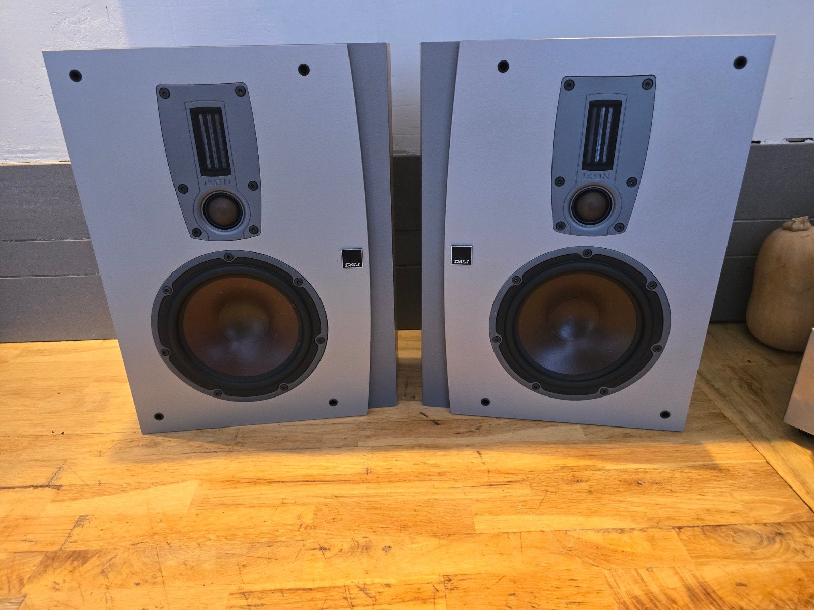 Dali ikon on wall, Ophalen of Verzenden, 60 tot 120 watt, Front, Rear of Stereo speakers, Overige merken