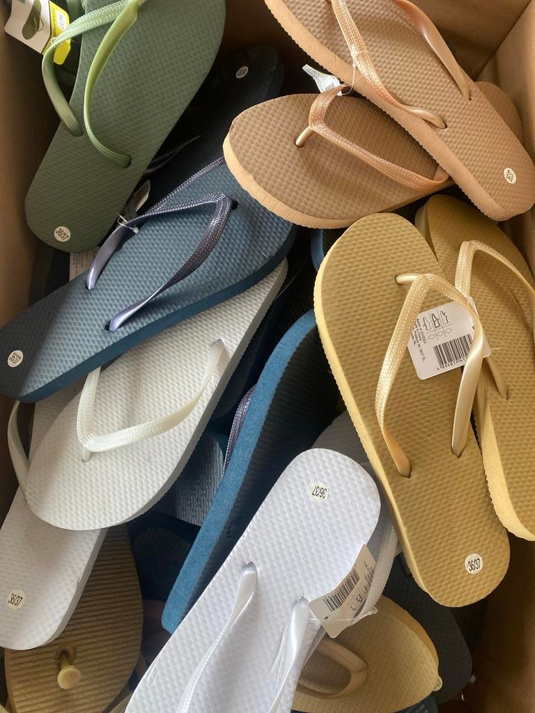 Partij 100 x Paar slippers maat 36/37 nieuw, Slippers, Overige kleuren, Onbekend, Nieuw