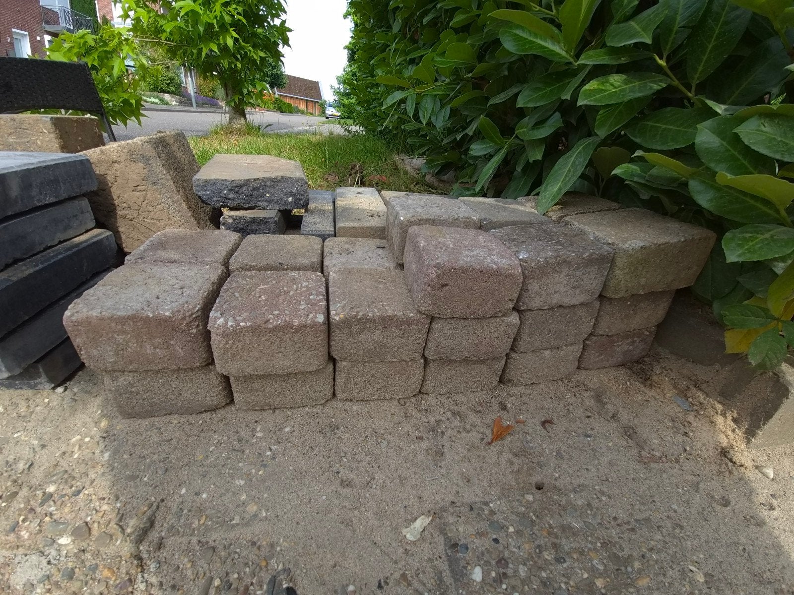 Gratis ophalen cobble stones /stenen +/-30 stuks, Ophalen, Gebruikt, Beton, Klinkers
