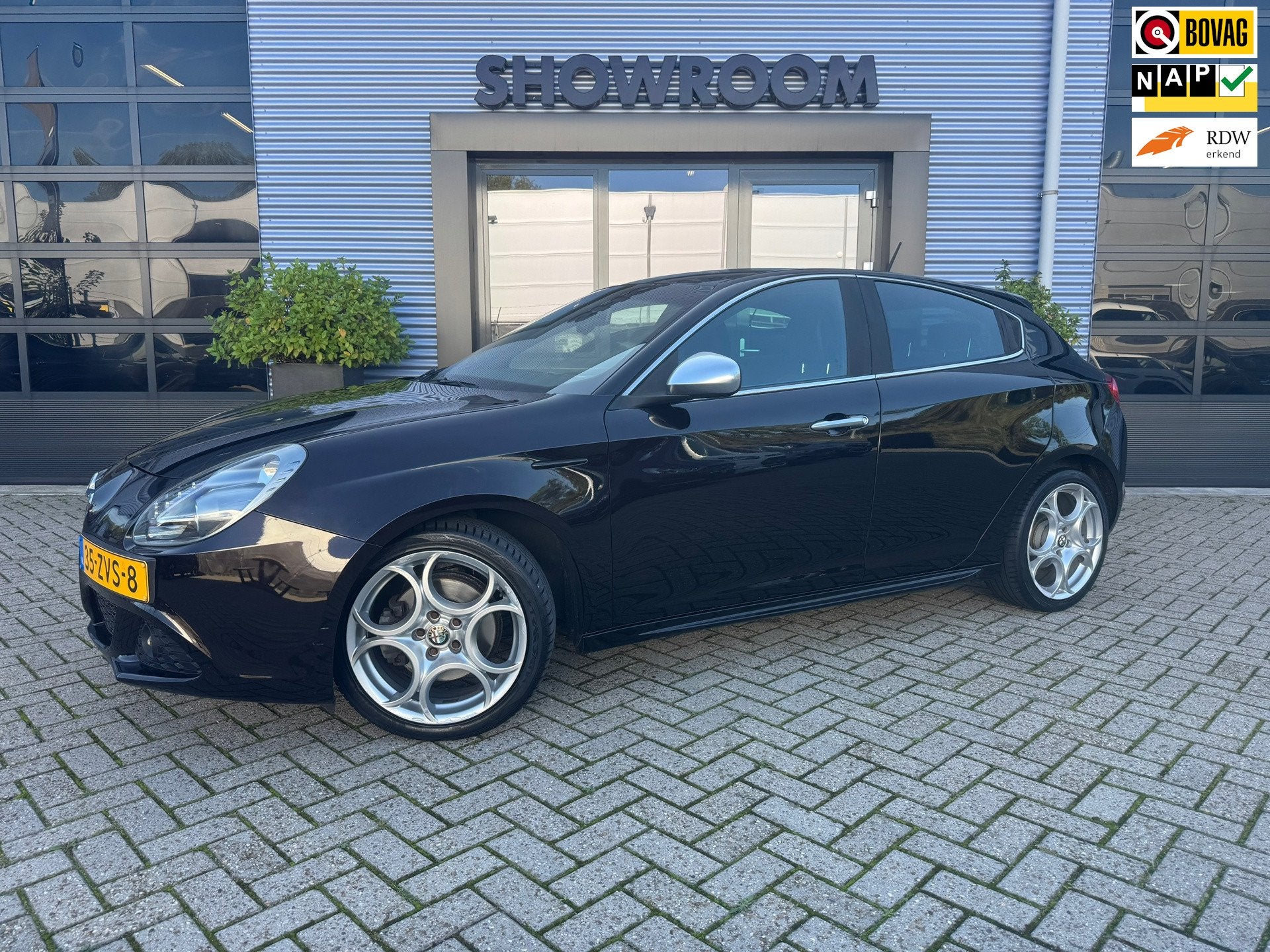 Alfa Romeo Giulietta 1.4 T Business Executive AUTOMAAT|PDC|L, Auto's, Zwart, 4 cilinders, Leder en Stof, Zwart