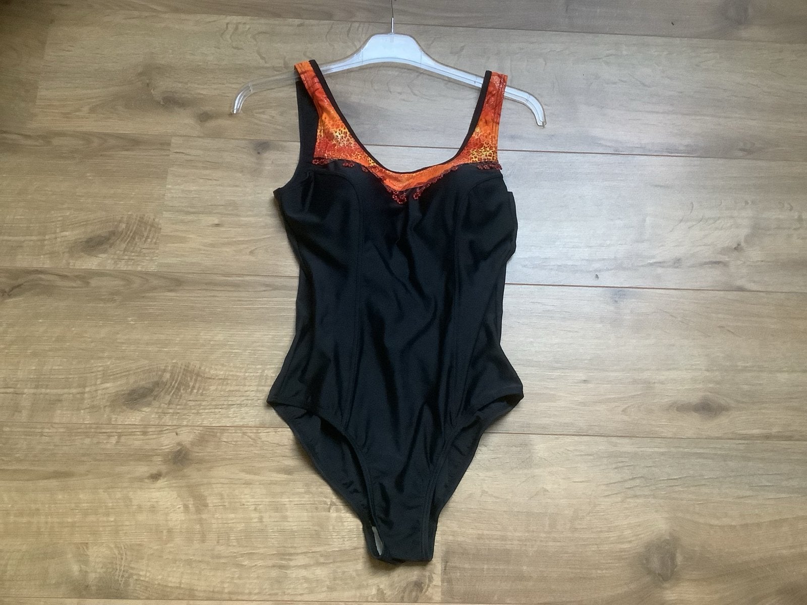 Zwart badpak met oranje details - Maat M, Kleding | Dames, Ophalen of Verzenden, Zo goed als nieuw, Zwart, Badpak