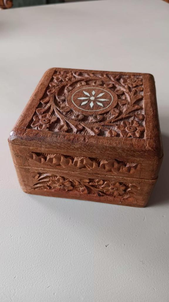 Houten kistje met snijwerk en ingelegd op deksel, Minder dan 50 cm, Gebruikt, Teakhout, Minder dan 50 cm
