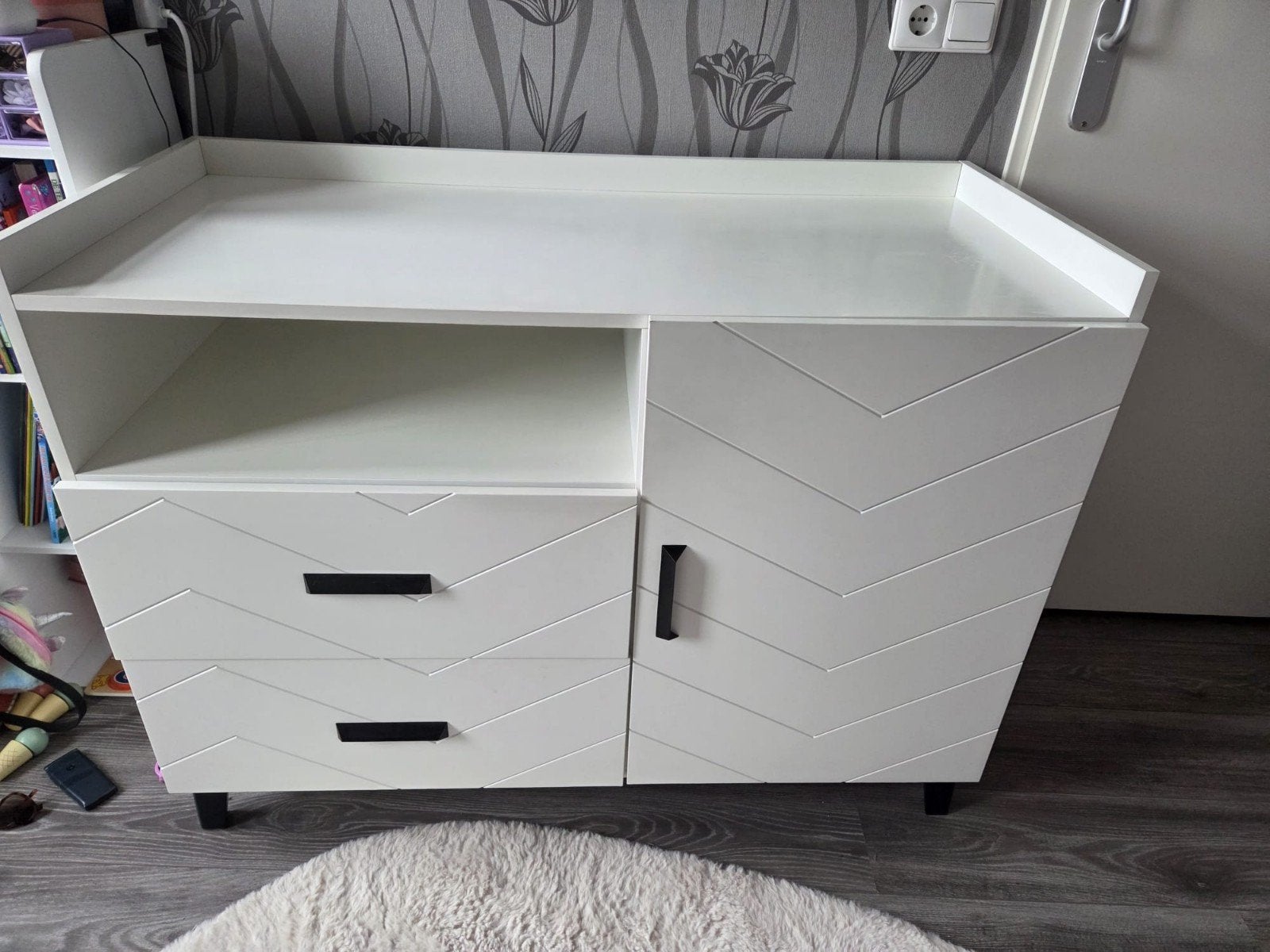 Witte commode met visgraatpatroon en opstaande rand, Ophalen, 50 tot 70 cm, Zo goed als nieuw, 75 tot 100 cm