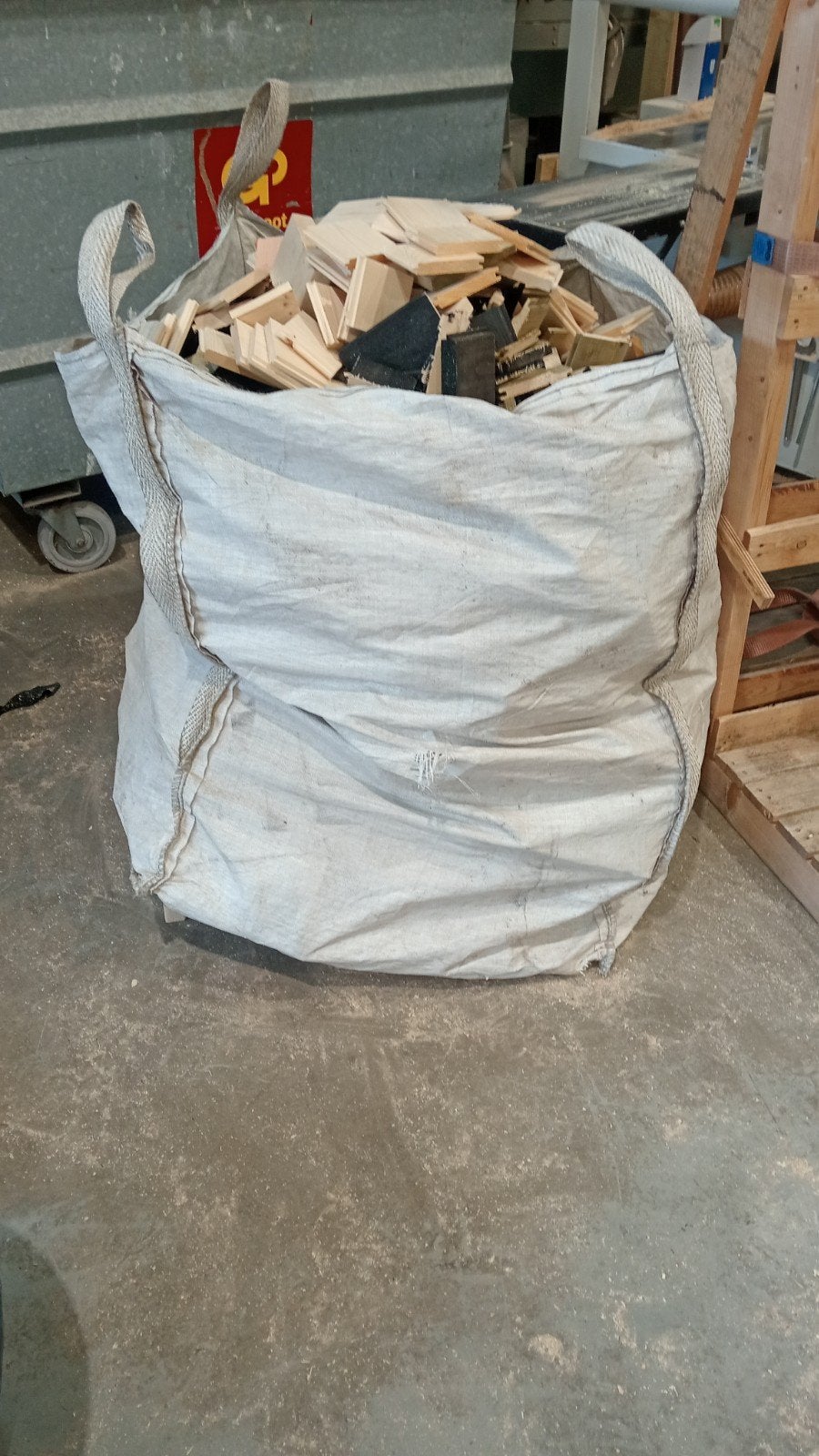 Houtresten in big bag - Diverse houtsoorten, Doe-het-zelf en Verbouw, Hout en Planken, Gebruikt, Overige typen, Overige houtsoorten