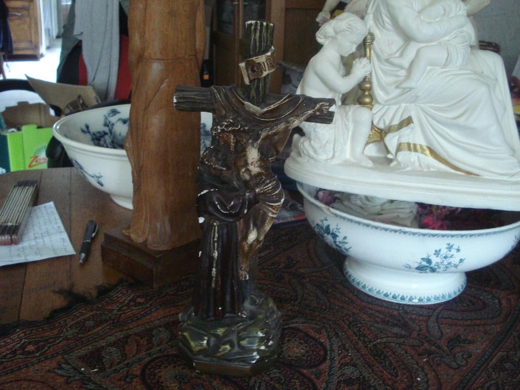 brocant beeld van Franciscus met christus aan het kruis, Ophalen of Verzenden