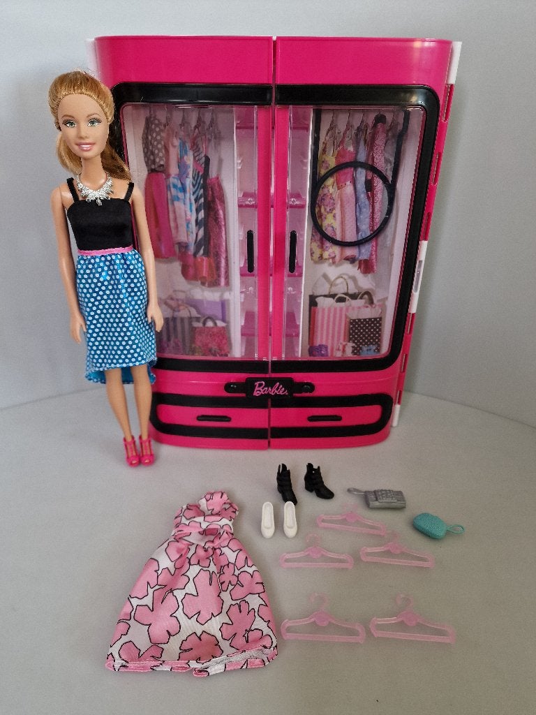 Roze kast Barbie doll + accessoires pink closet kledingkast