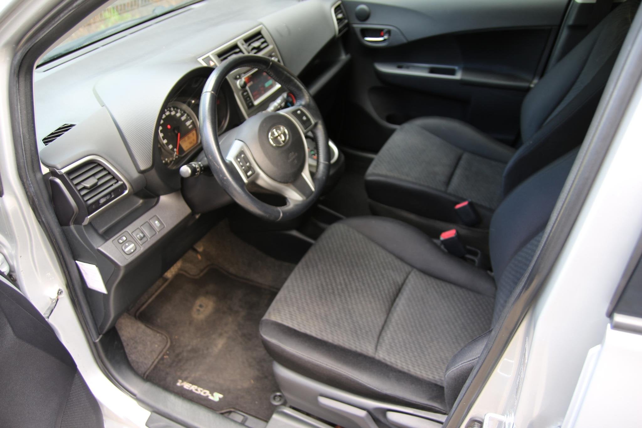 Toyota Verso-S 1.3 VVT-i 100pk Aspiration | 5 deuren | Airco, Auto's, Euro 5, Gebruikt, Zwart, 1329 cc