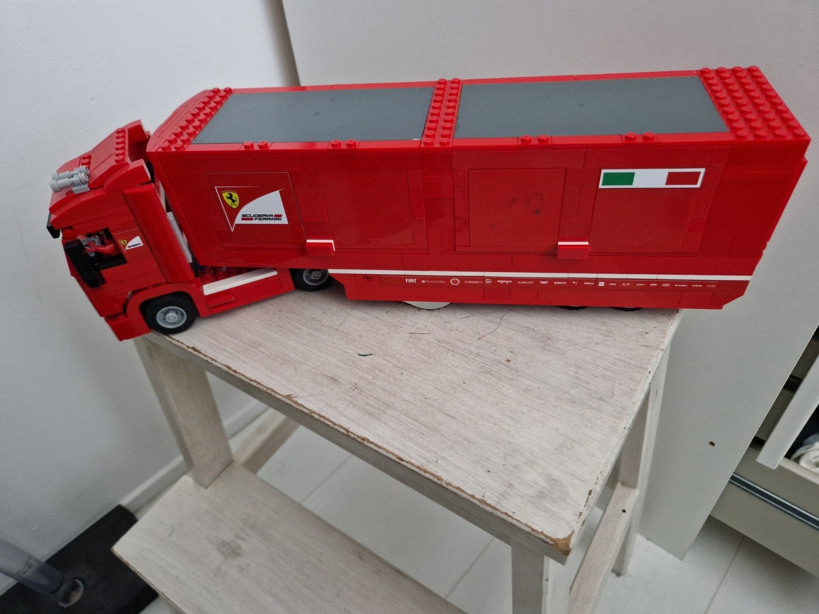 Lego 75913 F14 T & Scuderia Ferrari Truck 884 stuks, Ophalen of Verzenden, Zo goed als nieuw