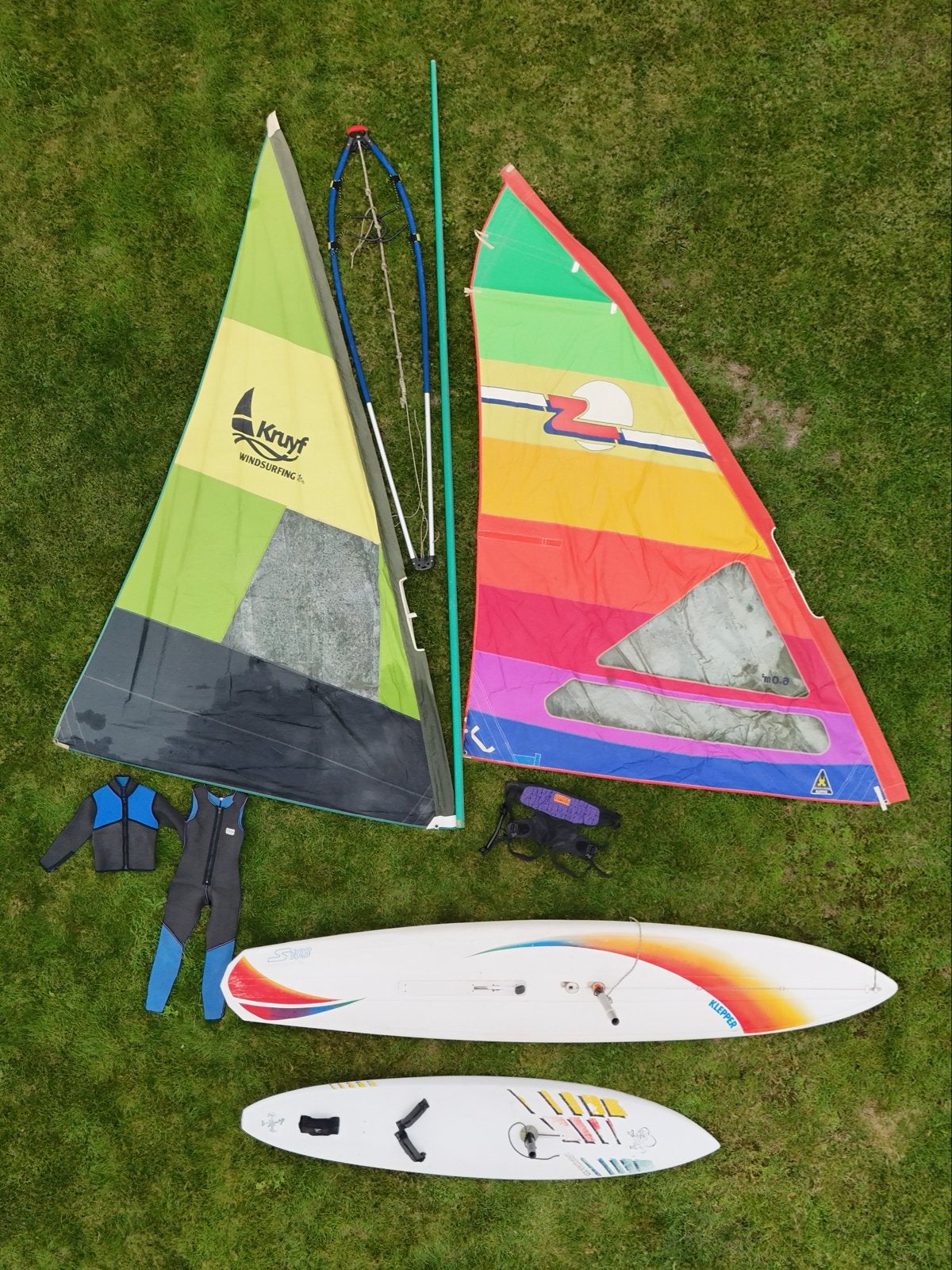 Complete Windsurfset: 2 Planken, 2 Zeilen, Giek, Mast, Wetsu, Ophalen, Gebruikt, Met giek, Minder dan 250 cm