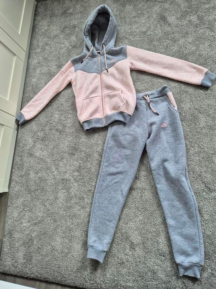 Nike joggingpak draagmaat 158, Meisje, Sport- of Zwemkleding, Ophalen of Verzenden, Zo goed als nieuw