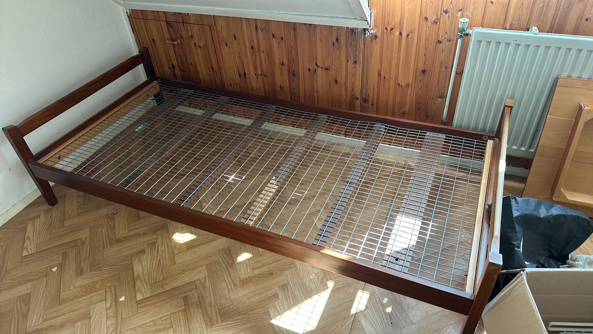 1 persoons bed ledikant hout strak 60’s, Ophalen, Gebruikt, 90 cm, Eenpersoons