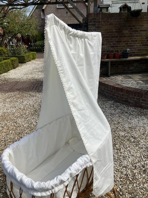 Vintage rotan wieg met matras, hemel en bekleding € 50,00, Ophalen, Gebruikt, Wieg