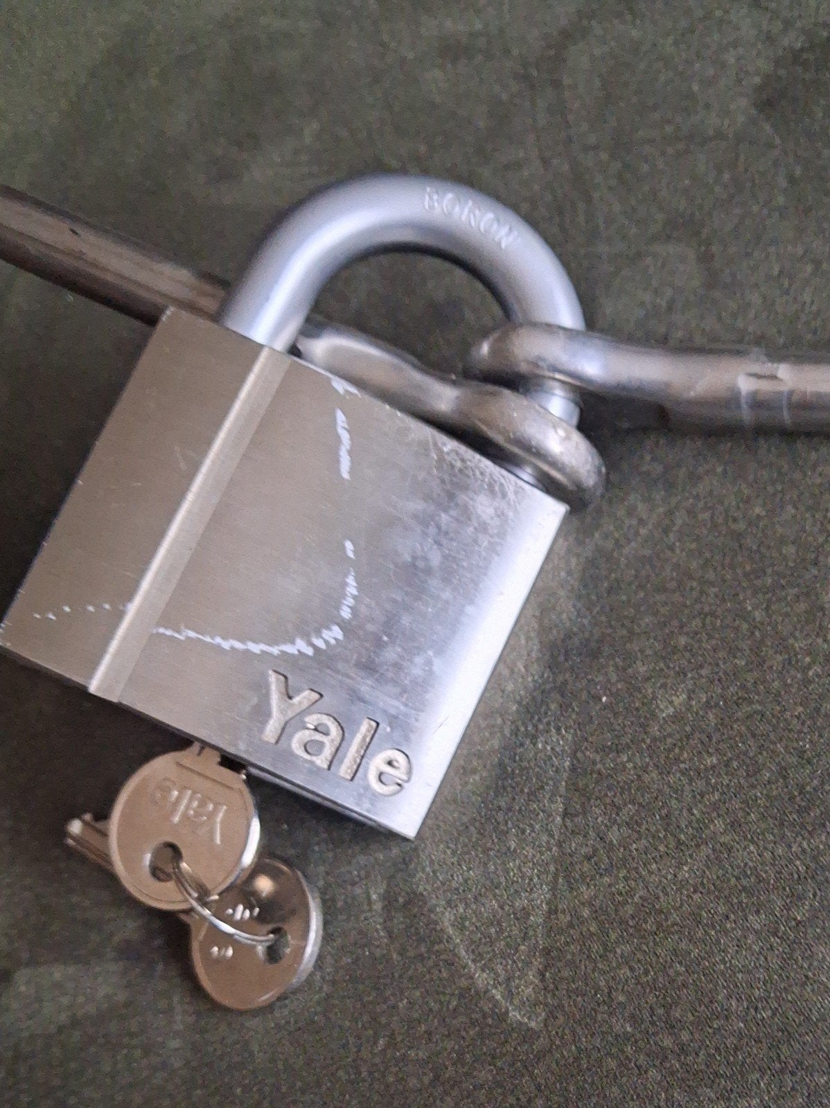 Yale hangslot met  2 meter kabel, Ophalen of Verzenden, Zo goed als nieuw