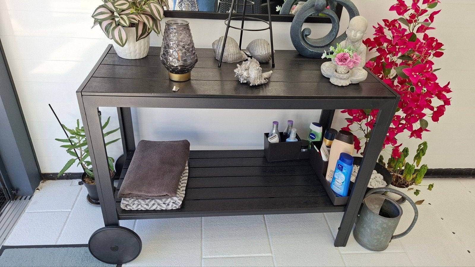 Twee zwarte bijzettafels op wielen, Huis en Inrichting, Ophalen, 50 tot 100 cm, Modern, functioneel, Kunststof