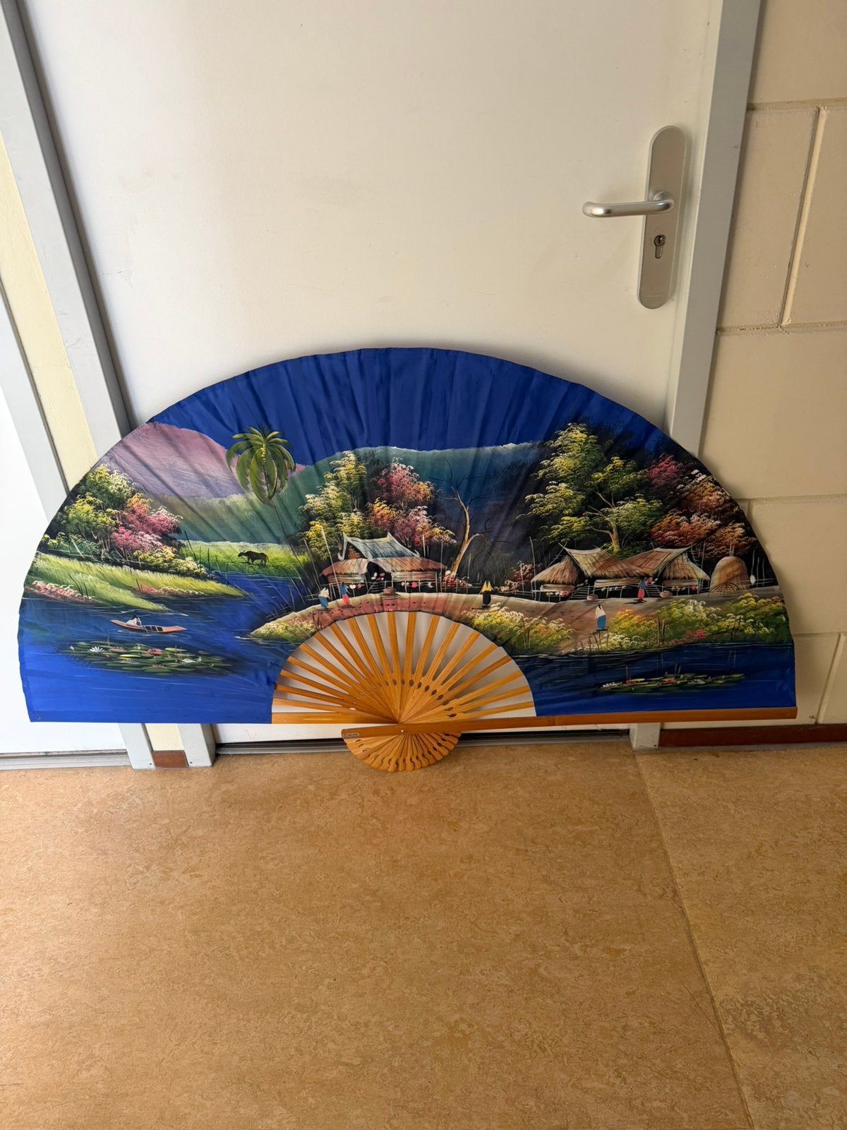 Twee handgeschilderde grote waaiers voor aan de wand, Ophalen, 80 cm, Meerkleurig, Textiel