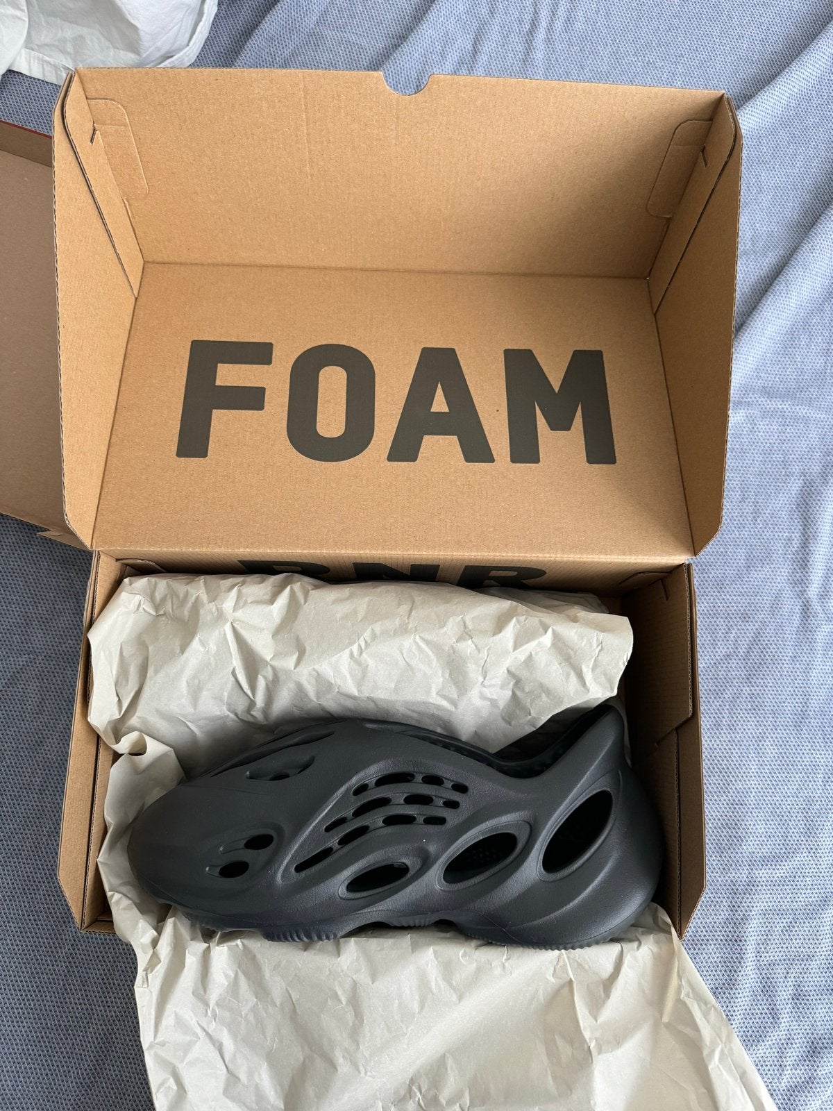 Yeezy Foam Runner Carbon - Maat 46, Zwart, Nieuw, Ophalen of Verzenden, Sneakers of Gympen