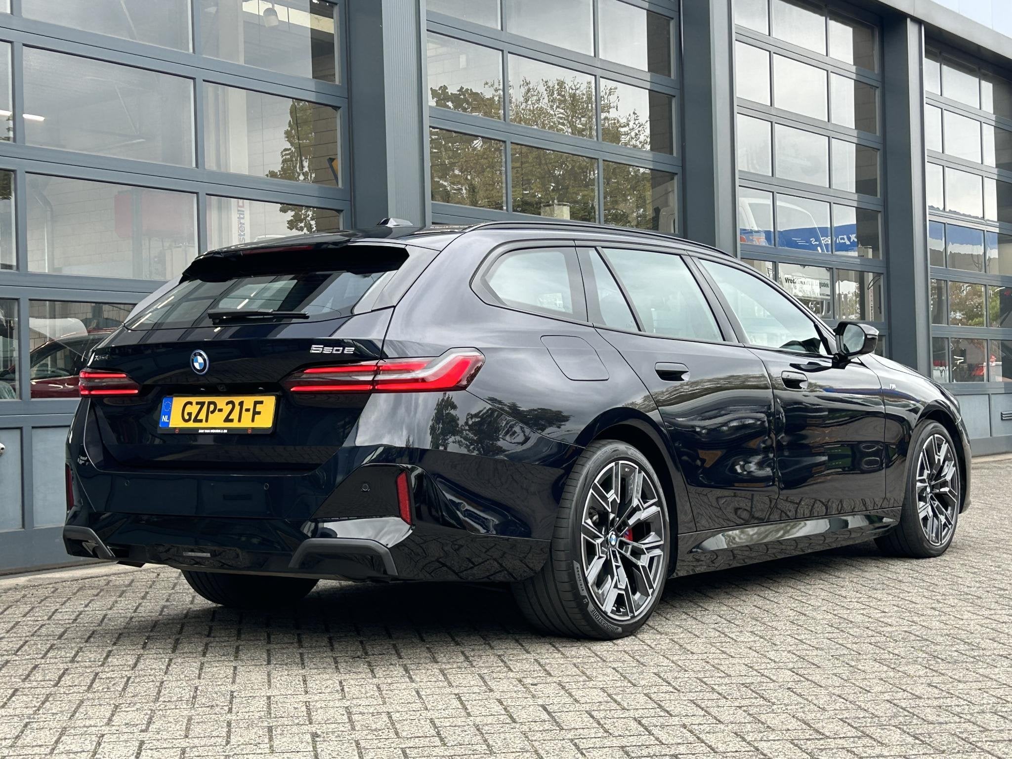 BMW 5-serie Touring 550e xDrive | Panoramadak | Head-Up, Automaat, Gebruikt, Automatische klimaatregeling, 135 min