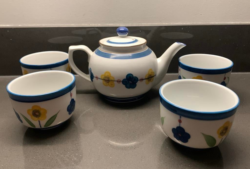 Theepot met 4 kommetjes, Huis en Inrichting, Keuken | Servies, Ophalen of Verzenden, Zo goed als nieuw, Kom(men), Overige stijlen