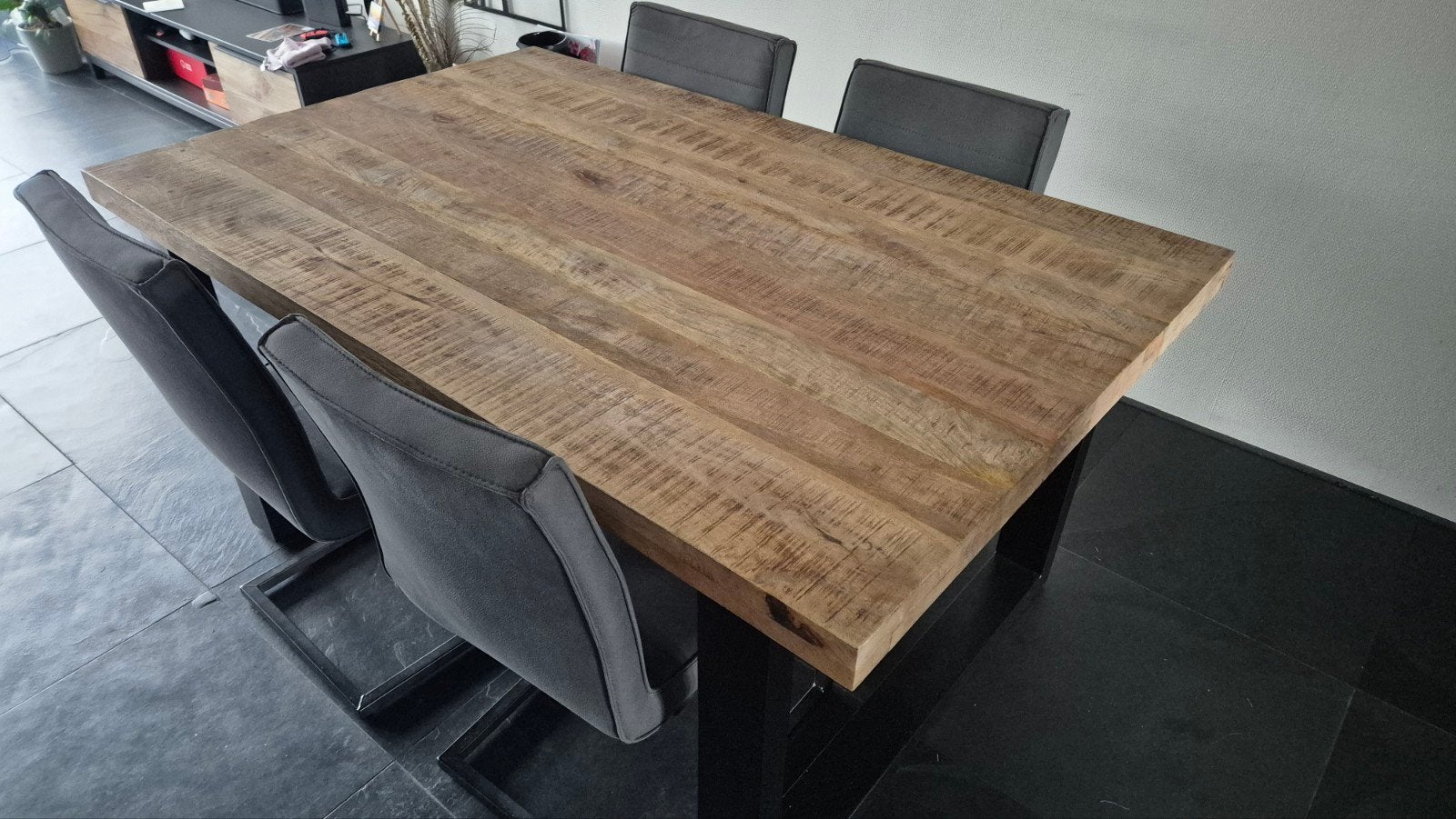 Eetkamerset - Mangohouten tafel 160x100 en 4 eetkamerstoelen, Overige houtsoorten, Gebruikt, 100 tot 150 cm, Industrieel, Modern
