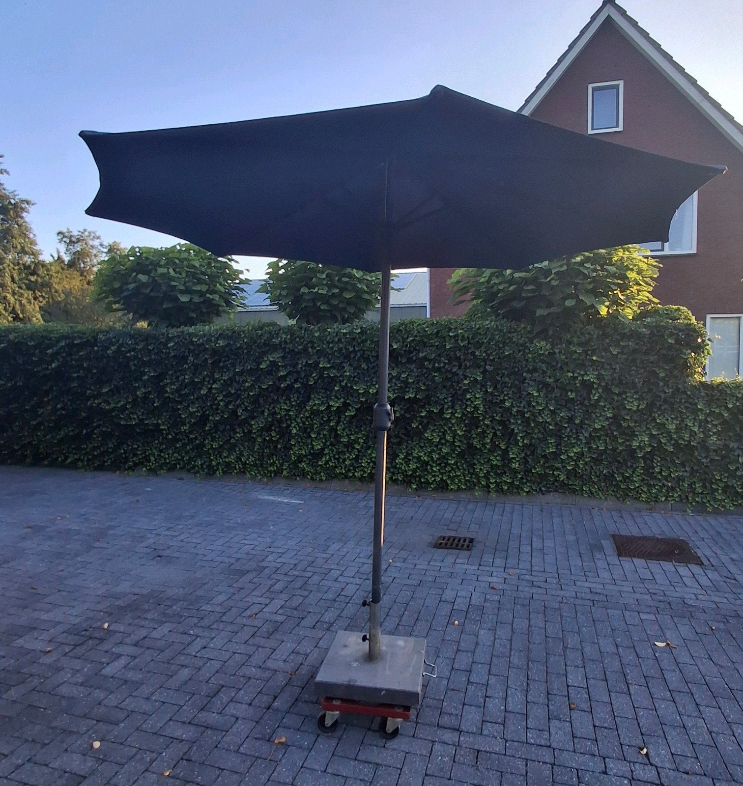 Grote parasol op betonnen voet / parasolvoet, Ophalen, Gebruikt