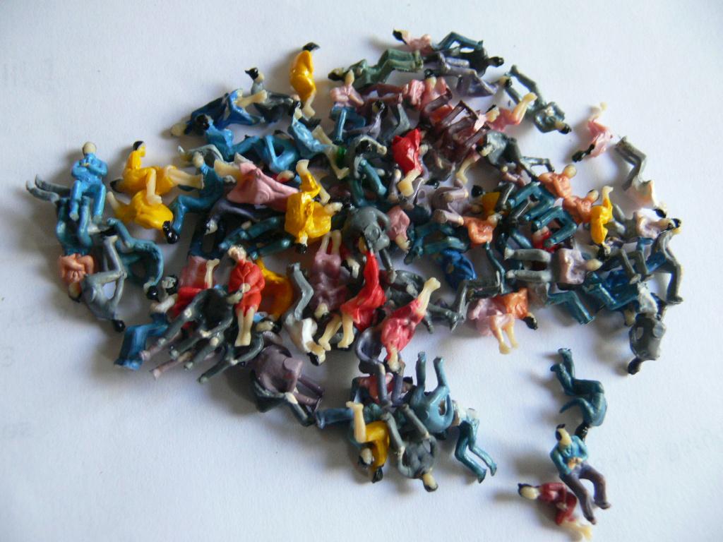 AANBIEDING: 100 stuks poppetjes zittend 10,= incl verzending, Hobby en Vrije tijd, Modeltreinen | H0, Nieuw, Wagon, Gelijkstroom of Wisselstroom