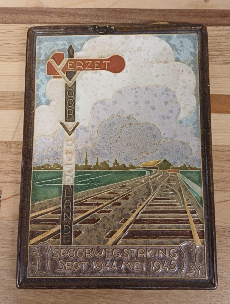 Verzet voor vaderland spoorwegstaking - Cloisonné tegel, Antiek en Kunst, Antiek | Wandborden en Tegels, Ophalen of Verzenden