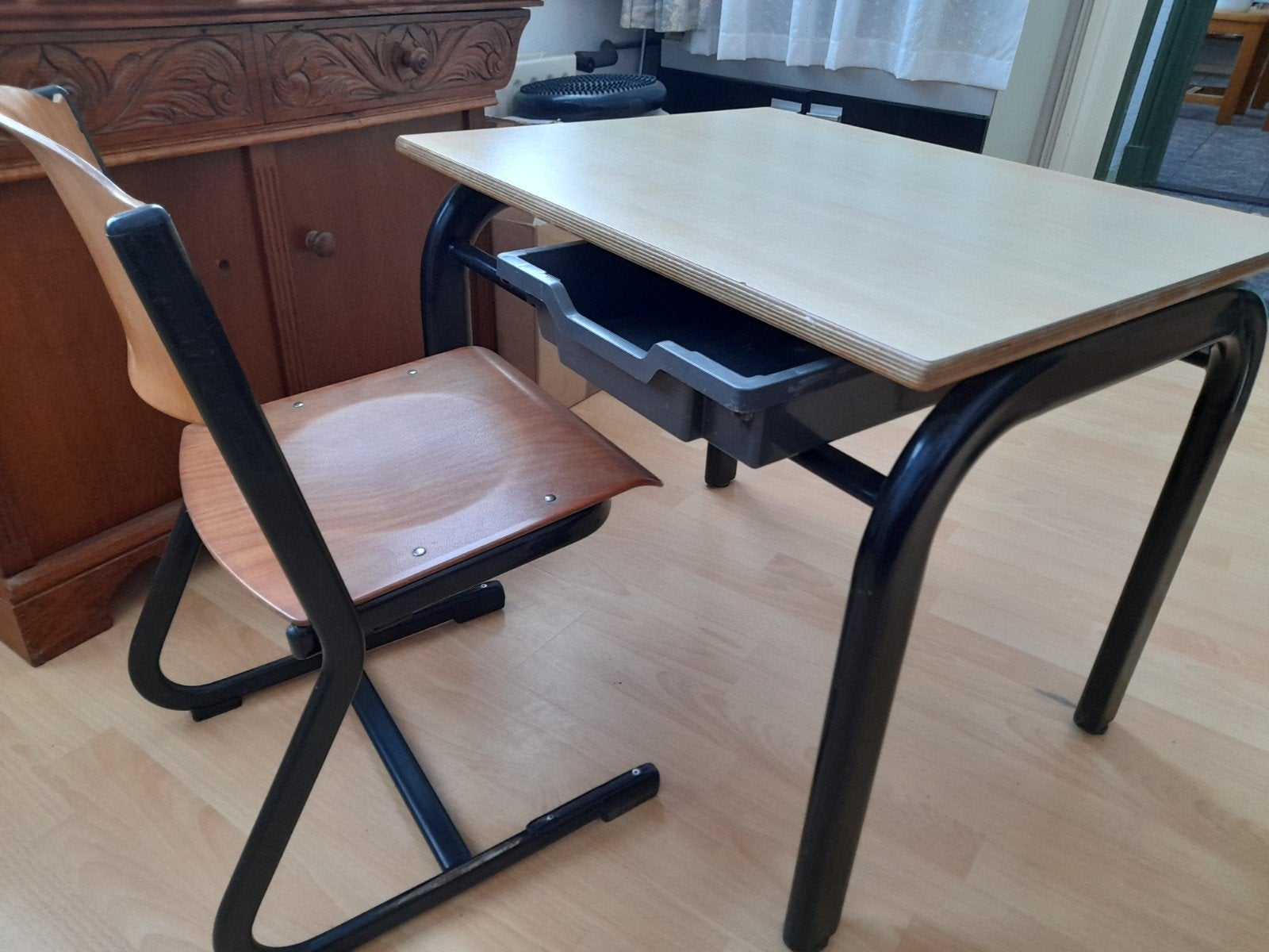 twee kinderstoeltjes en school tafeltje met lade, Ophalen, Zo goed als nieuw