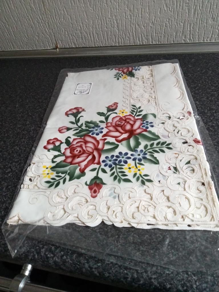 prachtig nieuw roomwit mooi uitgewerkt tafelkleed 85x85cm, Ophalen of Verzenden, Nieuw
